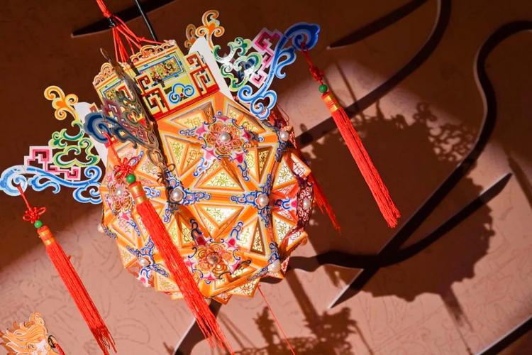 彩灯明长夜，巧手现玲珑——在豫园灯会三十年暨中国灯彩艺术展感受非遗魅力与工艺美术彩灯设计